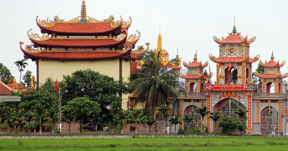 Những ai góp tiền xây điện thờ 'khủng' không phép?