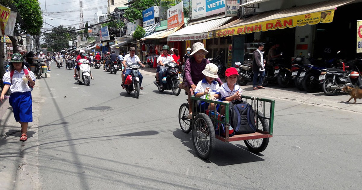 Cụ bà 75 tuổi gần 15 năm đưa cháu đi học bằng xe... ba gác