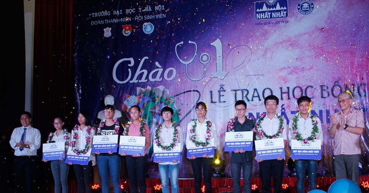 Nhất Nhất trao học bổng thủ khoa Đại học Y Hà Nội