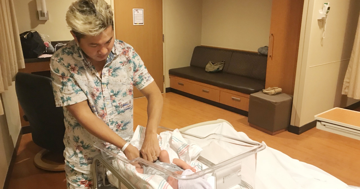 Ca sĩ Lâm Vũ hạnh phúc đón con gái đầu lòng tại Mỹ