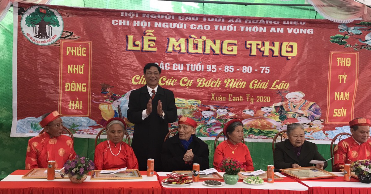 Những người “đầy tớ” của dân: Ông bí thư làm việc… động trời