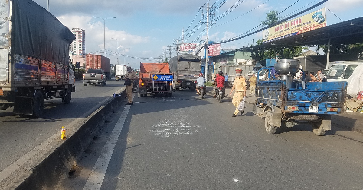 TP.HCM: Tông vào đuôi xe ben thu gom đất, 1 người chết thương tâm