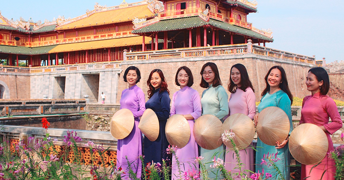 Đông đảo du khách mặc áo dài tham quan di tích cố đô Huế