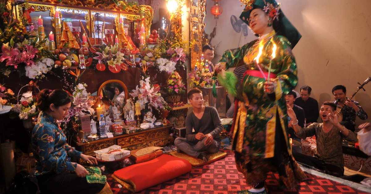 Hư thực hầu đồng: 'Mối tình' tay ba