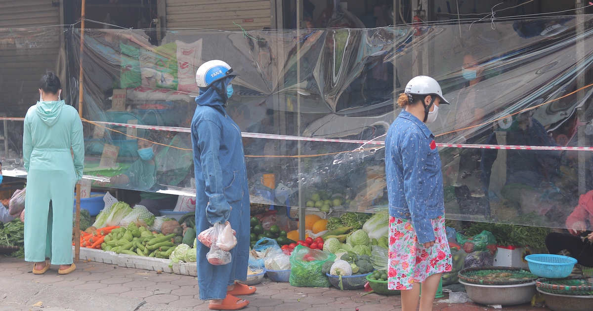 Hà Nội giãn cách theo Chỉ thị 16: Chợ dân sinh dựng vách ngăn chống Covid-19
