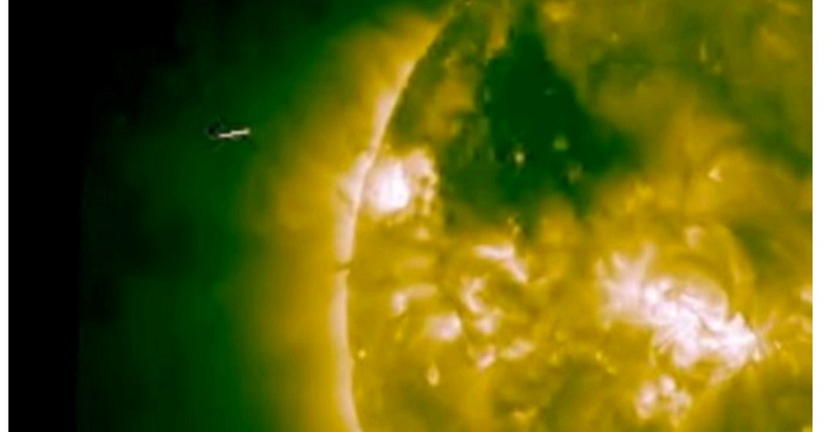 UFO xuất hiện gần mặt trời?