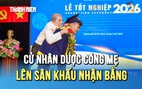 Khoảnh khắc lay động con tim: Cử nhân tốt nghiệp xuất sắc cõng mẹ lên sân khấu nhận bằng