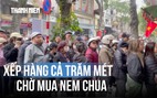 Hà Nội: Người dân xếp hàng dài cả trăm mét chờ mua nem chua về ăn Tết