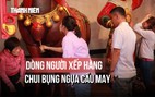 Dòng người kiên nhẫn xếp hàng chờ chui bụng ngựa dịp đầu năm: Vì sao?