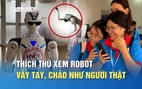 Thích thú xem robot chó Unitree bắt tay, robot hình người vẫy chào, ôm sinh viên