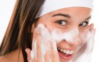 Hướng dẫn rửa mặt đúng cách để da không khô căng và nổi mụn