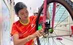 Nữ nhân viên văn phòng 'bẻ lái' thành thợ sửa xe đạp chuyên nghiệp