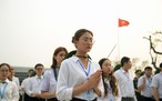 Đoàn đại biểu sinh viên tưởng nhớ các Anh hùng liệt sĩ tại Điện Biên Phủ