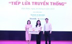 Trao tặng 13.000 bản đồ Việt Nam tại Hành trình 'Sinh viên với khát vọng non sông'