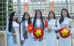 Cận kề 30.4, dòng người tranh thủ check-in với những view '50 năm mới có 1 lần'