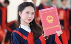 Nữ sinh ngủ quên được bố gọi thông báo điểm, vỡ òa với thành tích cao