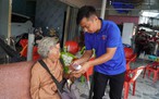 Nữ thương binh bán vé số dành tiền chăm sóc nghĩa trang