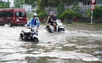 Xe chết máy giữa đường ngập, tuyệt đối đừng làm những điều này...
