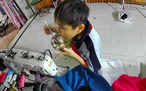 Cậu bé 9 tuổi tự chiên cơm nguội ăn sáng, dặn mẹ cứ ngủ thêm