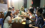 7 giờ tối, nhiều người rủ nhau vào bảo tàng để làm gì?
