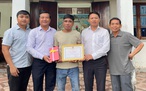 Vợ chồng nhặt được 7 chỉ vàng 9999 trả lại người đánh rơi được khen thưởng