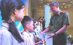 Công an TP.HCM trao học bổng, tuyên dương nhiều gia đình tiêu biểu