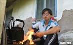 Xin cứu giúp cậu học trò cha mất, mẹ mang sổ bệnh đi xin tiền chạy thận