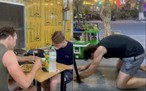 Khách Tây chắp tay cảm ơn chủ quán Việt sau bữa ăn, hôm sau còn quay lại