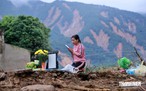 Nỗi đau xé lòng tại xã Mường Than: 'Tôi đi tìm mẹ nhưng chẳng thấy mẹ đâu'