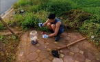 Chàng trai ngày nào cũng mang cuốc, xẻng ra đường làm điều không ai ngờ đến