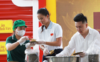 Á hậu Việt khóc nghẹn trên truyền hình, làm điều đặc biệt cho bé gái 12 tuổi