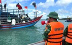 Tàu du lịch tạm dừng hoạt động trên vịnh Hạ Long để tránh bão