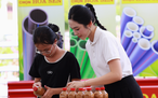 Á hậu Việt bật khóc nức nở, làm điều đặc biệt cho cô bé 15 tuổi