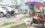 Cụ ông 86 tuổi đạp xe bán vé số, chỉ mong còn sức lo cho vợ bệnh