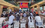 CSGT TP.HCM gặp chủ quán nhậu, cùng nhắc khách cách về nhà sau khi uống rượu bia