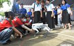 Ai cũng hò reo khi 2 đại biểu đặc biệt lên sân khấu khởi động ngày hội