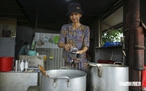 Bánh canh bột xắt Huế: Sợi bánh được xắt thủ công ngay trên nồi nước đang sôi