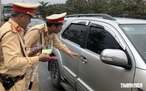 Người ngồi ghế sau ô tô không thắt dây an toàn, xử phạt tài xế ra sao?