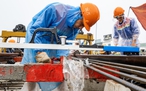 Xuyên mưa lắp ray tuyến tàu điện đầu tiên của Phú Quốc, dự kiến chạy thử tháng 7.2027