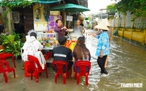 Quán bún riêu miền Tây 'sống chung với nước ngập': Có khách chờ triều cường lên mới đến