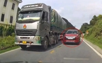 Xe sau nháy đèn xin vượt, tài xế phía trước không nhường đường có sai luật?