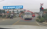 Ô tô Mitsubishi Xpander bon chen vượt rào chắn đường sắt: ‘Lắc đầu’ ý thức giao thông