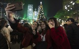 Hà Nội: 'Biển người' đổ về nhà thờ đêm Noel