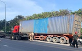 TP.HCM: Bị 2 xe container kẹp giữa, nữ sinh lớp 9 tử vong trên đường đi học