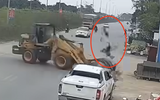 Bắt giam tài xế máy múc vì hất người phụ nữ đi xe máy lên trời