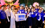 Anh Nguyễn Minh Triết thăm thanh niên, thiếu nhi tham gia diễu binh, diễu hành