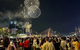 Ngay lúc này, đông nghẹt người ở bến Bạch Đằng xem pháo hoa sáng rực bầu trời TP.HCM