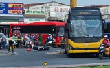 Cửa ngõ phía tây TP.HCM ùn xe kéo dài vì tai nạn