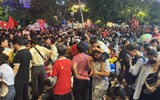 Phố đi bộ Nguyễn Huệ vẫn 'không có chỗ trống', đông nghẹt mừng lễ 30.4
