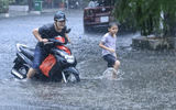 TP.HCM đón trận mưa lớn nhất từ đầu năm đến nay: Bất ngờ ở những 'rốn ngập'
